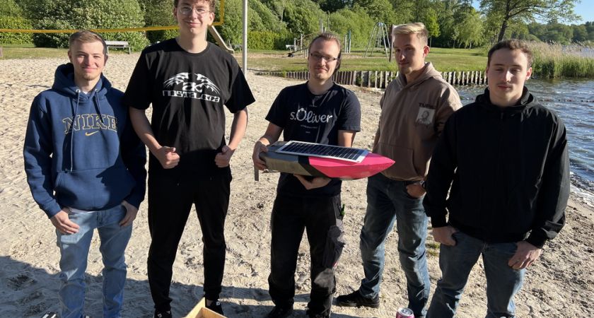 Sonnige Premiere für das Solarboot-Projekt der BS-EEG-3A