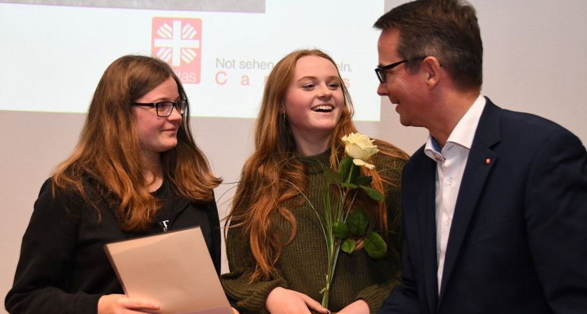Fotowettbewerb „Wir > Ich“ der Caritas - Zwei Bilder von Schülerinnen der BBS wurden prämiert