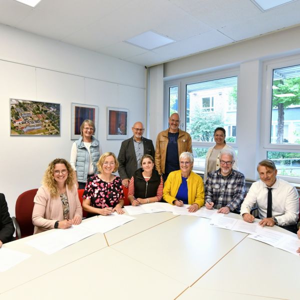 Unterzeichen der Kooperationsverträge