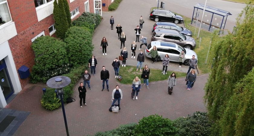 Abstand als Zeichen für Zusammenhalt