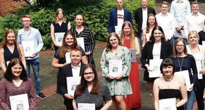 VERABSCHIEDUNG 44 Absolventen aus dem ganzen Ammerland am Beruflichen Gymnasium