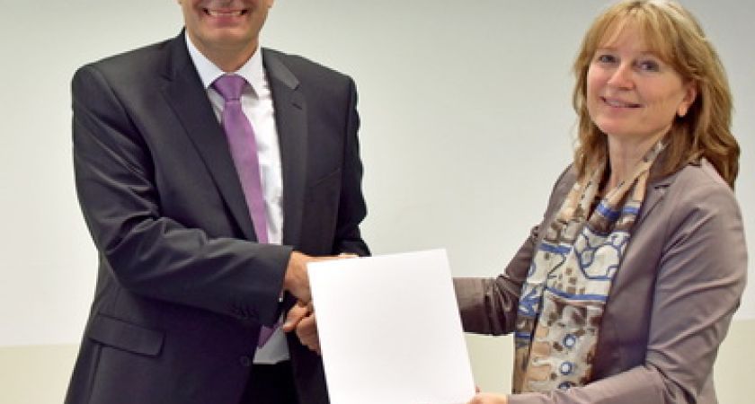 Überreichung der Ernennungsurkunde