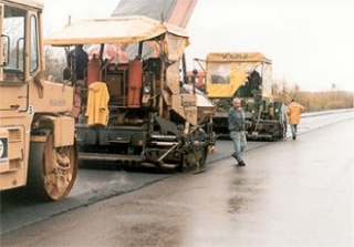 Bauen einer Asphaltstraße