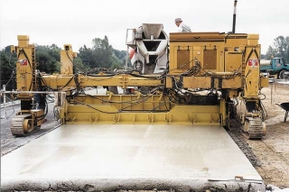 Einbauen einer Fahrbahndecke aus Beton