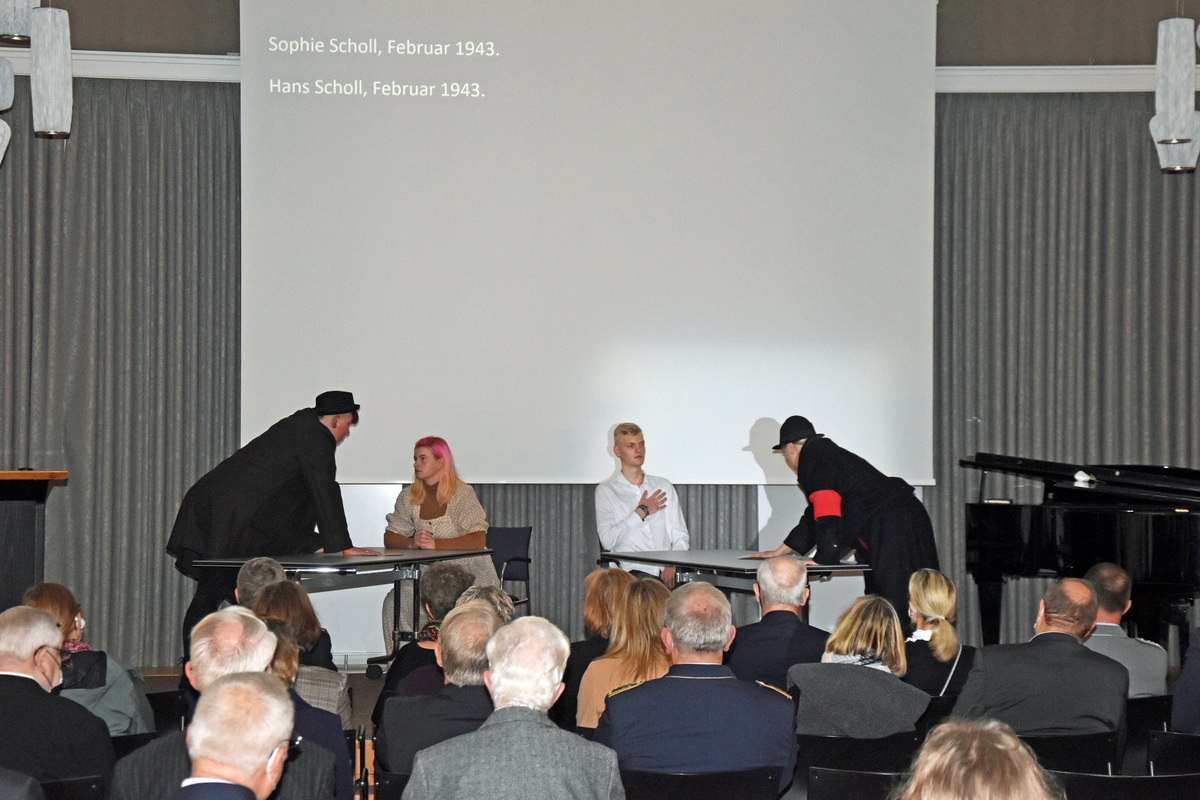 3 Geschwister Scholl beim Verhör.JPG