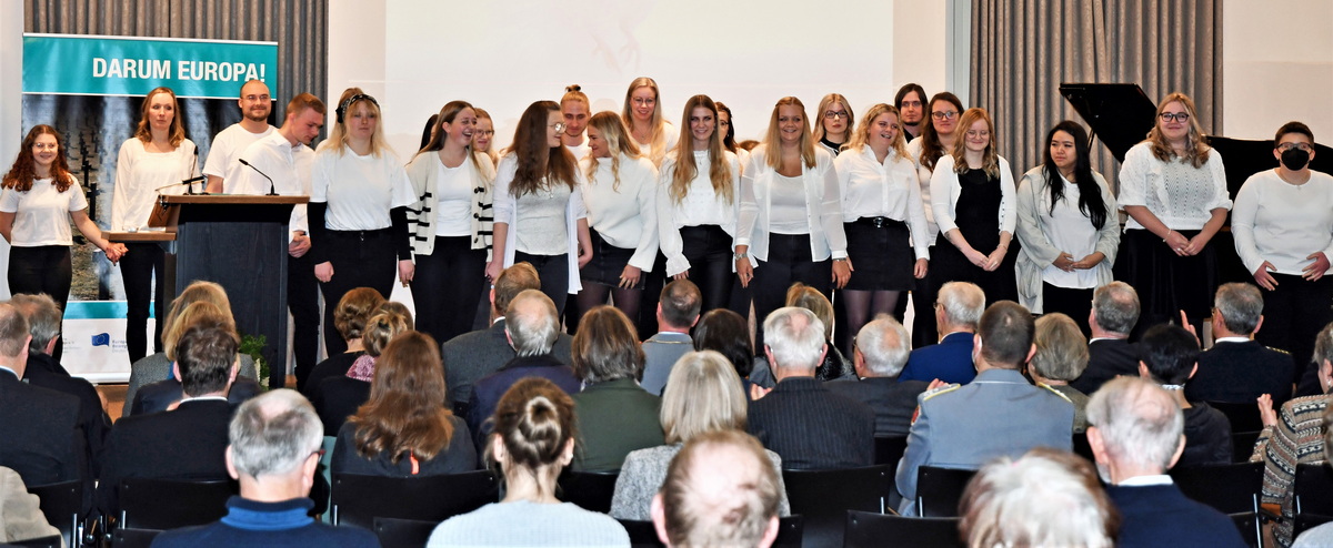 Die Klasse F2-Q-2A geht dem Frieden einen Schritt entgegen.JPG